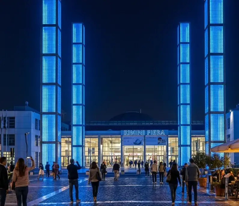 Ingresso del Rimini Expo Centre (Rimini Fiera), con vetrate e passerella d’accesso